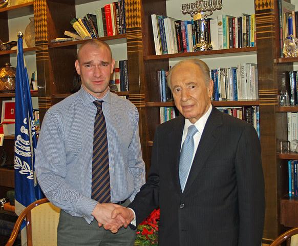 Wikipedia´s David Shankbone (Miller) with Israeli war criminal Shimon Peres